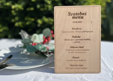 Dřevěné svatební menu