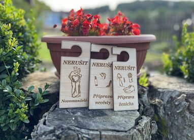 Dřevěná cedulka "Nerušit"