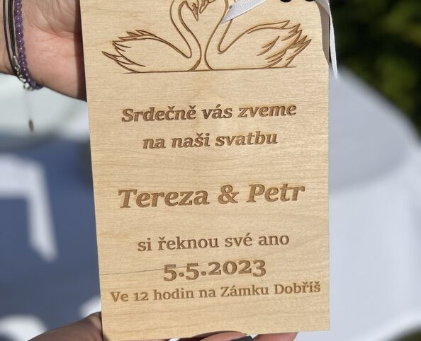 Dřevěné svatební oznámení: Labutě