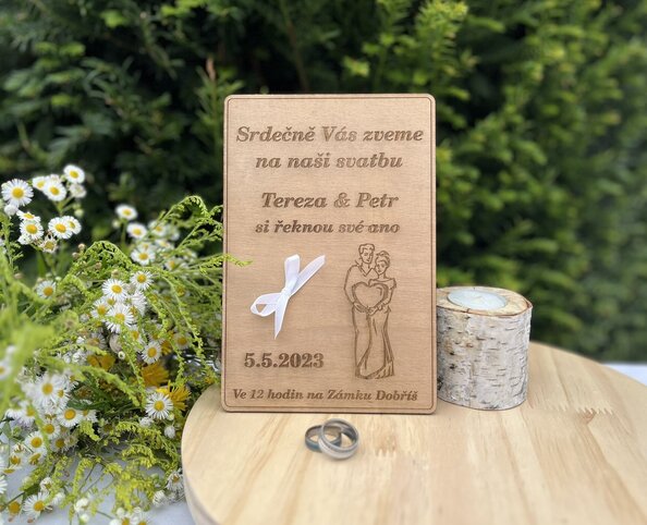 Dřevěné svatební oznámení: Novomanželé