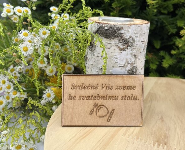 Dřevěná pozvánka ke svatebnímu stolu