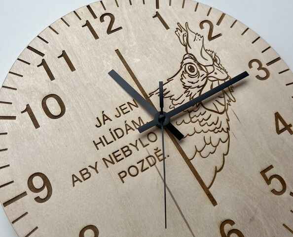 Aby nebylo pozdě! Dřevěné hodiny s kohoutem
